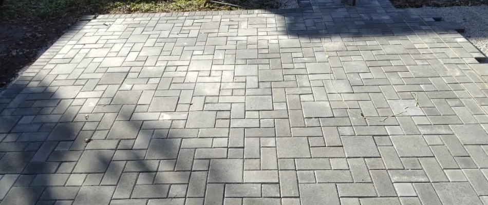 Paver patio in Indian Hills, KY, with a random design paver pattern.